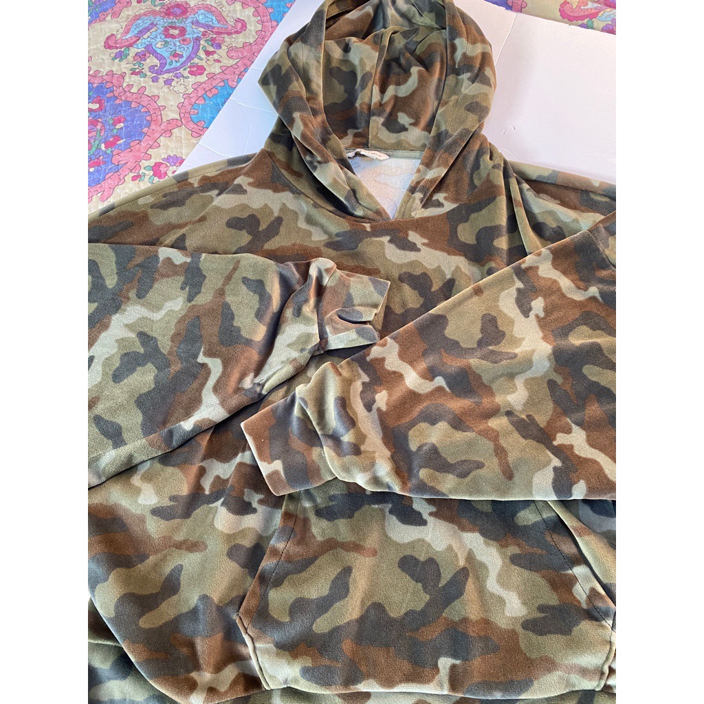 American Eagle Camo Drop Sleeve Cropped Ho